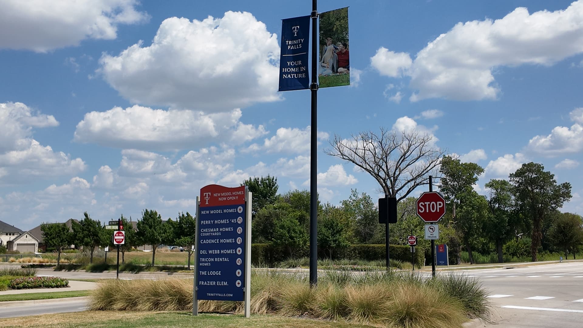 Trinity Falls directional sign listing Perry Homes, Chesmar, Cadence, Del Webb and Frazier Elementary